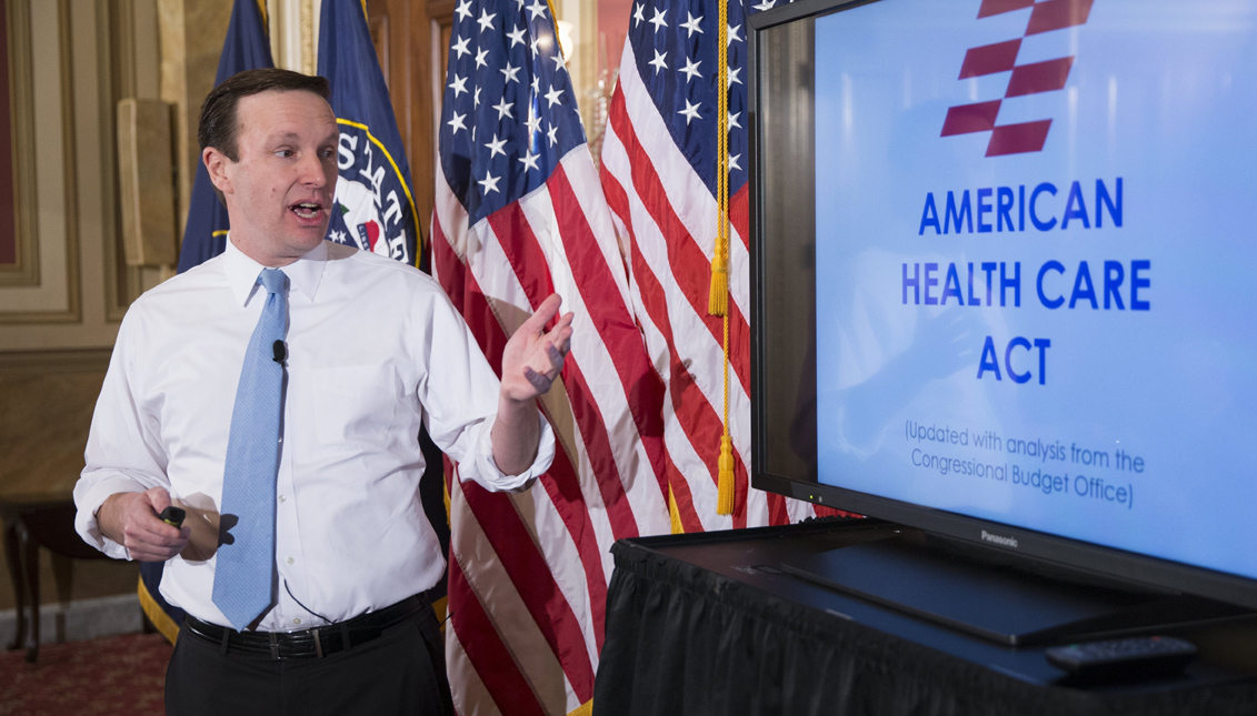 El senador demócrata por Connecticut, Chris Murphy, realiza una presentación para esclarecer el plan American Health Care Act, la propuesta de ley de sanidad que busca reemplazar al Obamacare, durante una rueda de prensa en el Capitolio, Washington, Estados Unidos, hoy 16 de marzo de 2017. EFE