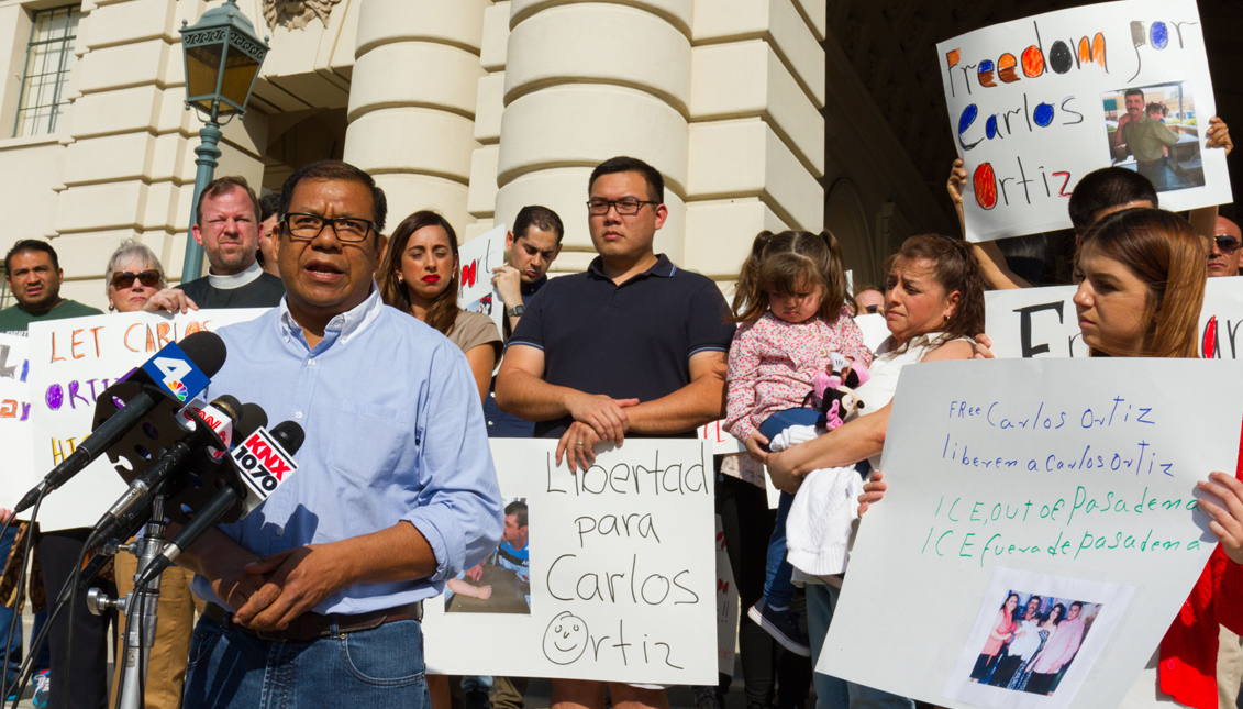 The director of the National Day Laborer Organizing Network (NDLON), Pablo Alvarado (L), demand the release of Carlos Ortiz, after being detained by Immigration and Customs Enforcement (ICE), in Pasadena, California, United States. EFE
