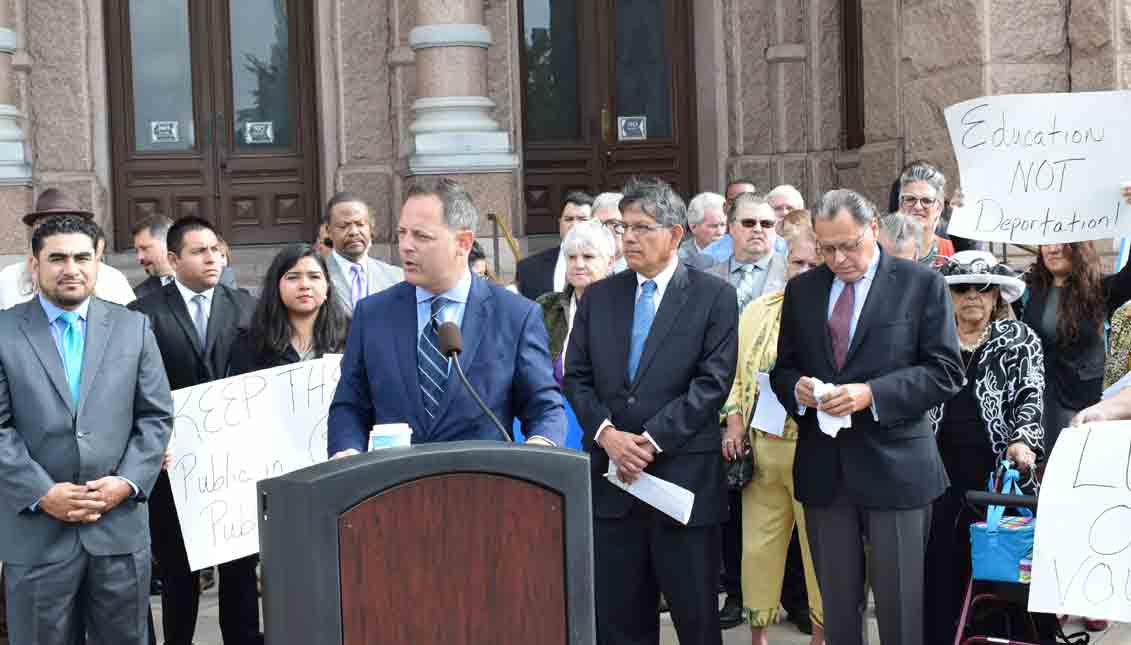 El presidente del Caucus Legislativo Mexicano Americano (MALC), Rafael Anchia (c), habla durante una conferencia de prensa enfrente del Capitolio en Austin, Texas. En un acto celebrado frente a más de trescientas personas congregadas frente al Capitolio estatal texano legisladores estatales y agrupaciones latinas y afroamericanas pidieron hoy a la legislatura texana que no apruebe proyectos de ley que consideran "racistas". EFE
