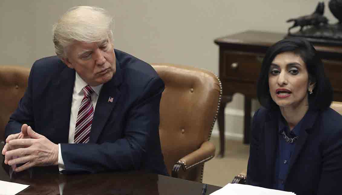 El presidente de EE.UU., Donald Trump (i), y la administradora de los Centros de los programas de seguros de salud Medicare y Medicaid, Seema Verma (d), durante un panel sobre el plan sanitario republicano en la Sala Roosevelt de la Casa Blanca en Washington, Estados Unidos,