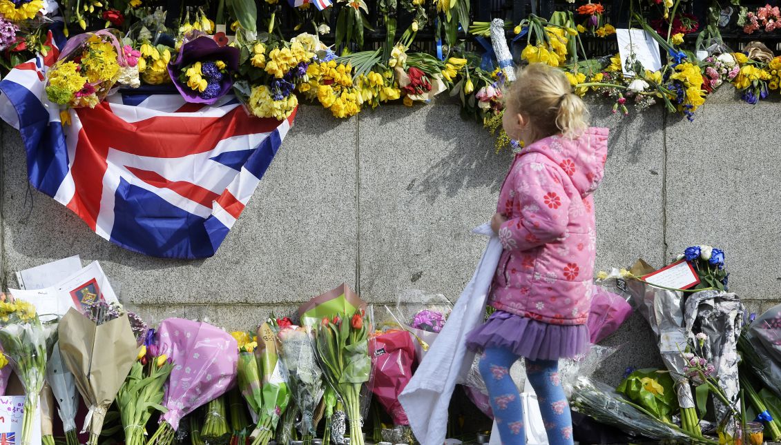  A young girl looks at flowers in front of the Houses of Parliament near the scene of 22 March terror attack, in central London, Britain, 26 March 2017. A terror attack took place on 22 March in London leaving five people dead, including the attacker, and 31 people injured. EFE/EPA/HANNAH MCKAY
