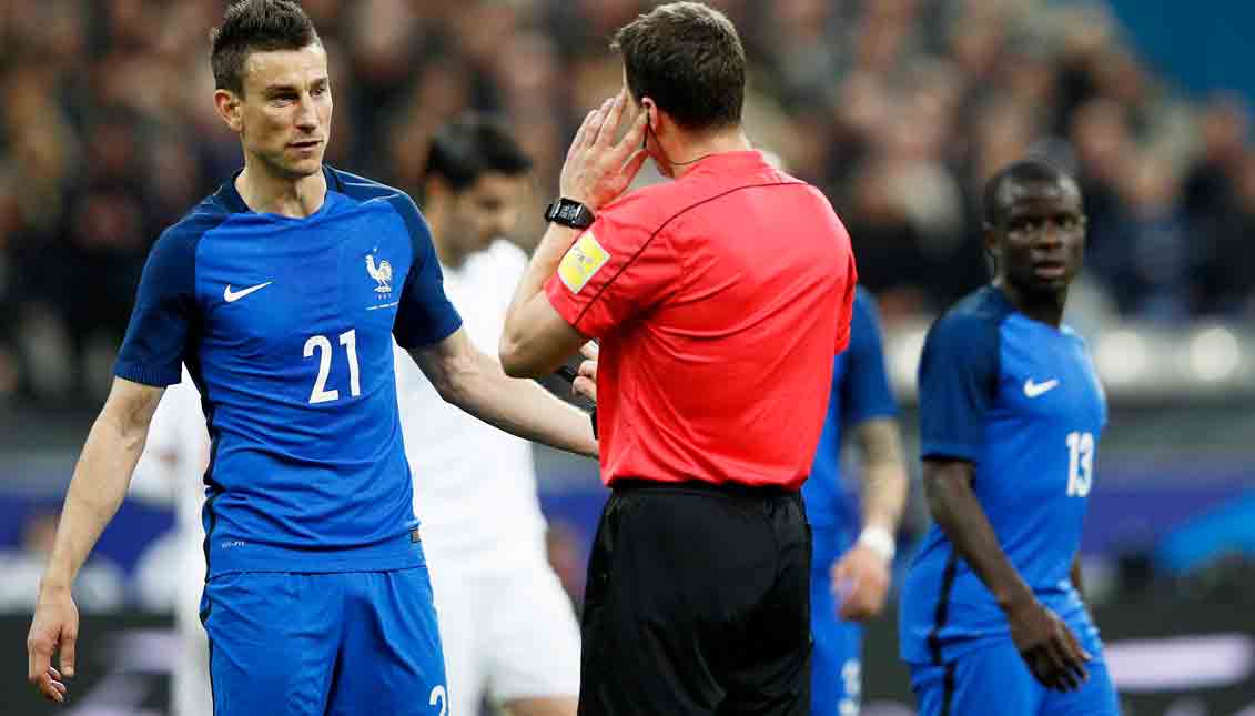 German referee Felix Zwayer (r) during an international friendly match against Spain at the Stade de France in Saint-Denis, near Paris (France). EFE
