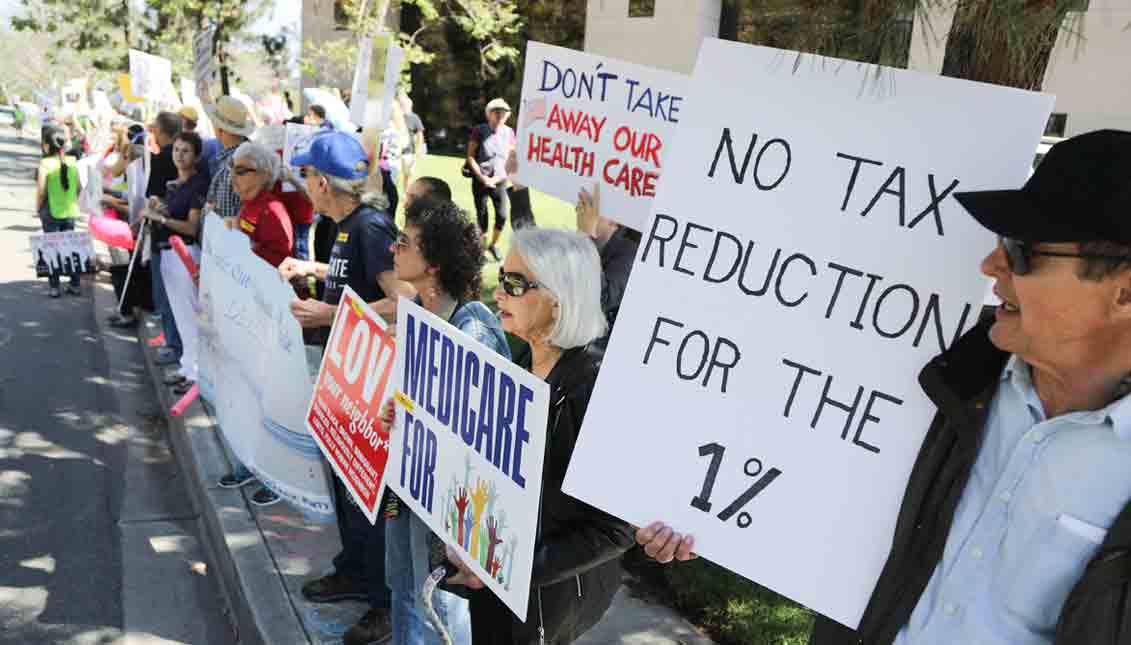 Manifestación en contra de las políticas de Donald Trump y en defensa del Obamacare en Vista (California). EFE