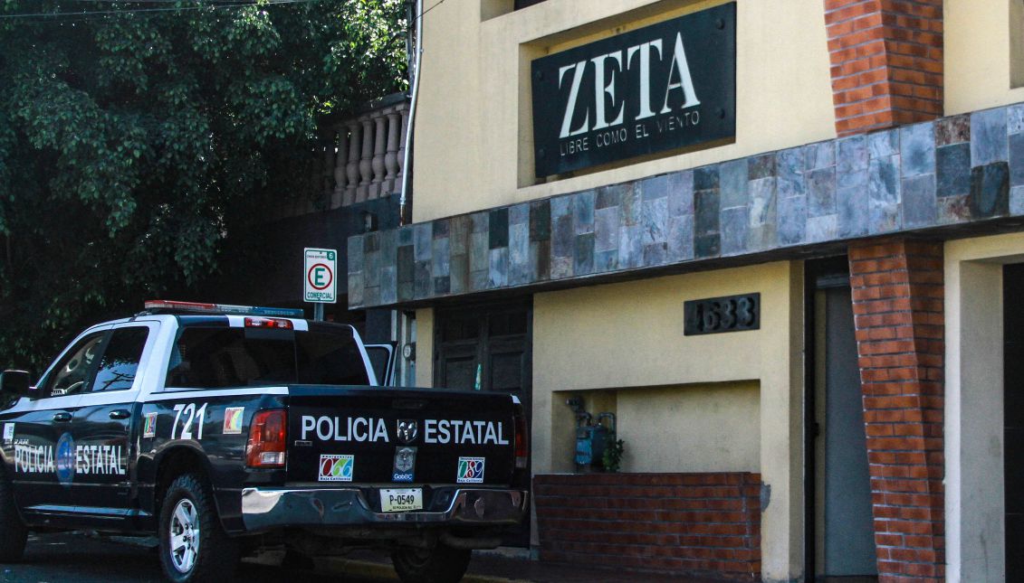 Photograph of a State Police van in front of the facilities of the weekly Zeta, on Monday, April 10, 2017, in Tijuana, Mexico. Mexico's National Human Rights Commission (CNDH) today requested the Baja California state government to implement protective measures for officers, employees and facilities of the weekly magazine Zeta in the face of alleged threats from organized crime. EFE / Joebeth Terriquez
