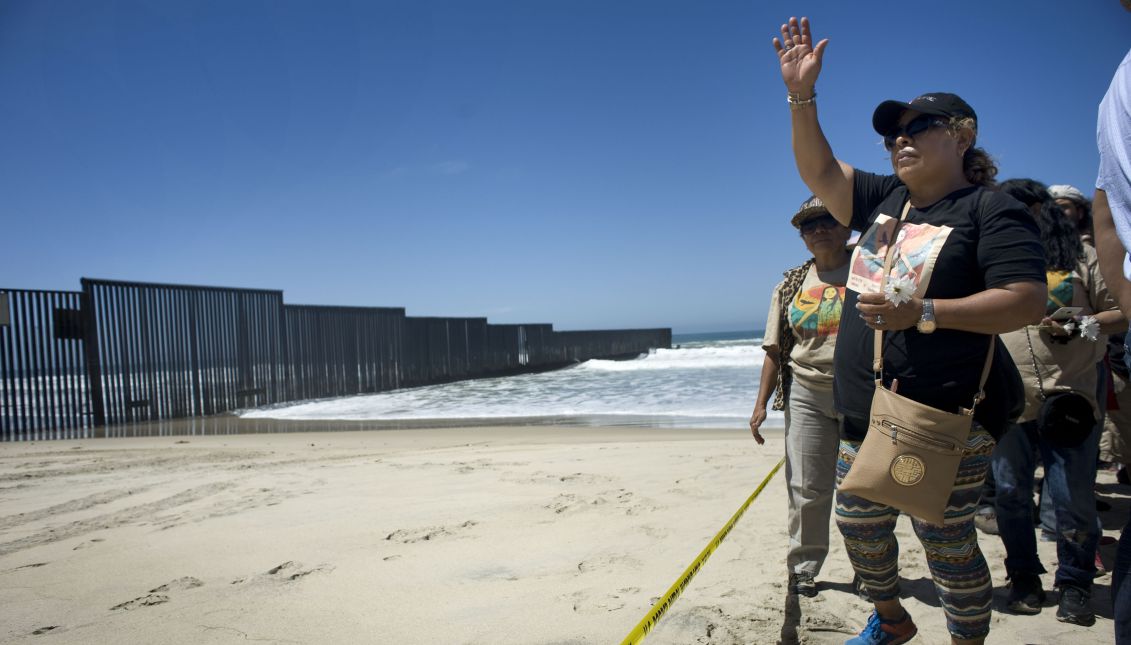 Members of the "Caravan Against Fear" , an activist group that fights against Trump anti-immigration policies in San Diego, California. EFE/David Maung
