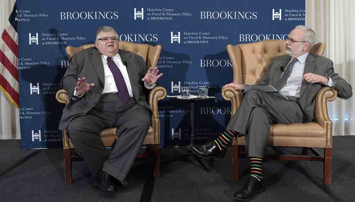 Outgoing Governor of the Bank of Mexico, Agustin Carstens (i), along with Brookings Institute of Economic Studies expert David Wessel (d) speak at a conference organized by the Brookings Institution in Washington, DC. Carstens said today that the renegotiation of the North American Free Trade Agreement (NAFTA) requested by the US Can offer a win-win situation for all member countries. EFE
