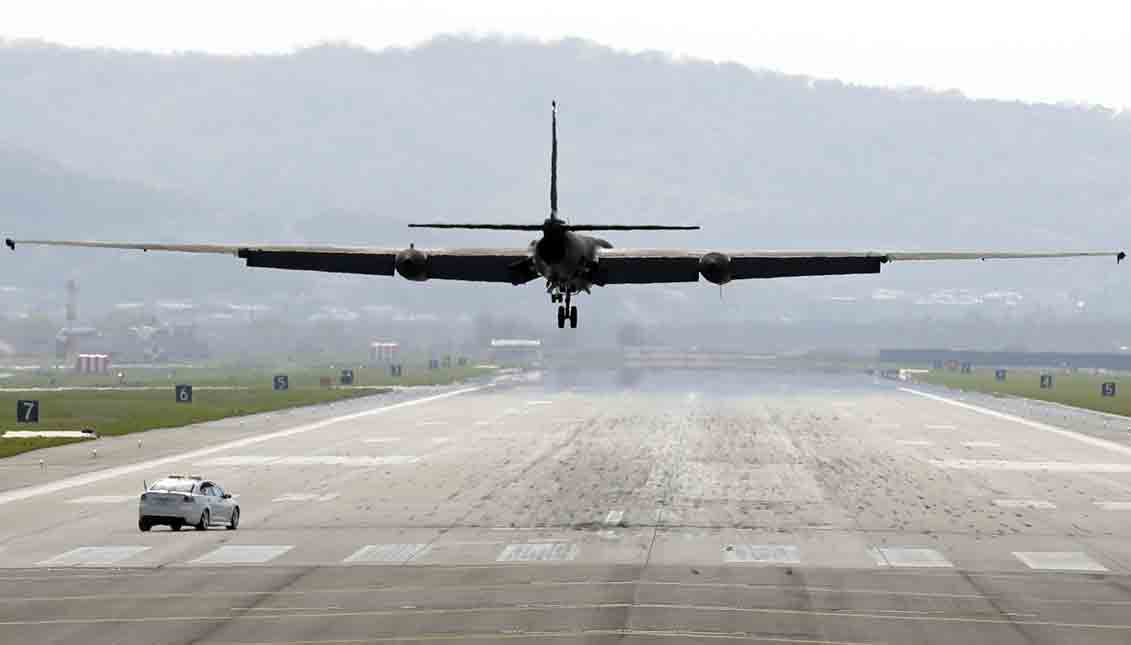 Un avión de reconocimiento a gran altitud U-2 aterriza en la base aérea estadounidense de Osan, al sur de Seúl (Corea del Sur) tras cumplir una misión en la víspera del aniversario de la fundación del Ejército norcoreano. Aumenta la preocupación por la posibilidad de que Corea del Norte realice una sexta prueba nuclear con motivo del aniversario. EFE
