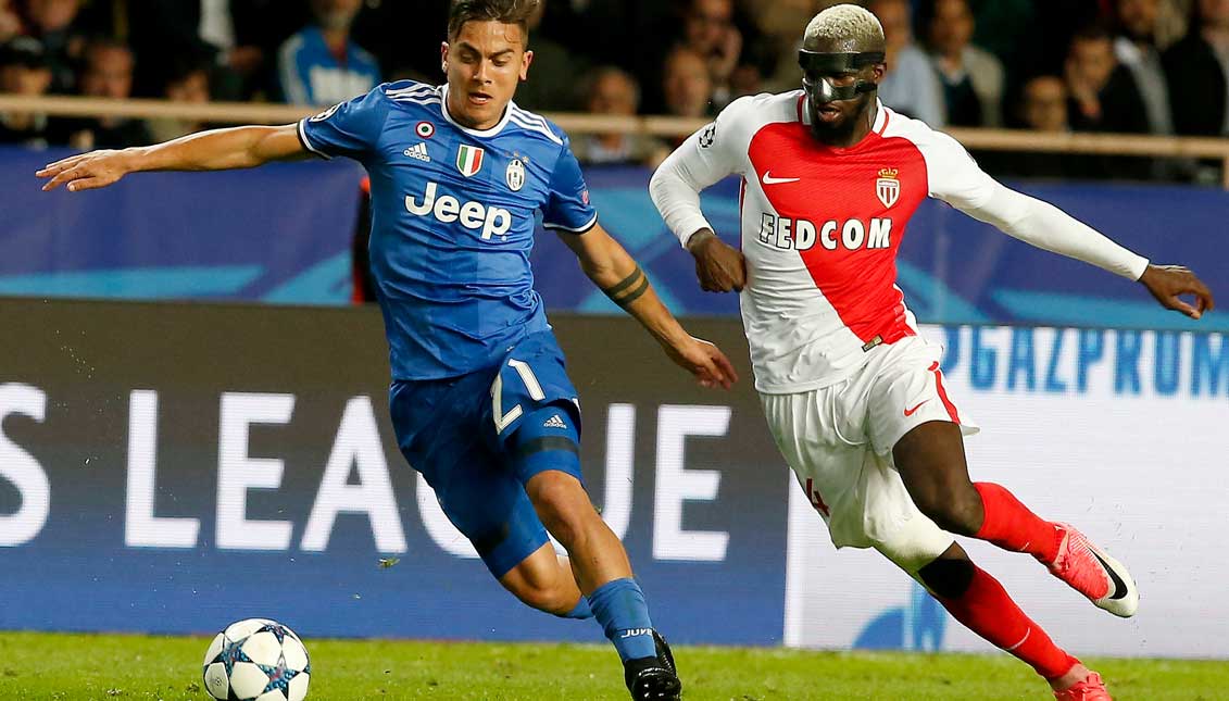 Juventus player Paulo Dybala (l) fights the ball with Monaco's Tiemoue Bakayoko (r) during a game for one of the UEFA Champions League semi-finals between Monaco and Juventus at the Luis II stadium of Monaco (Monaco). EFE