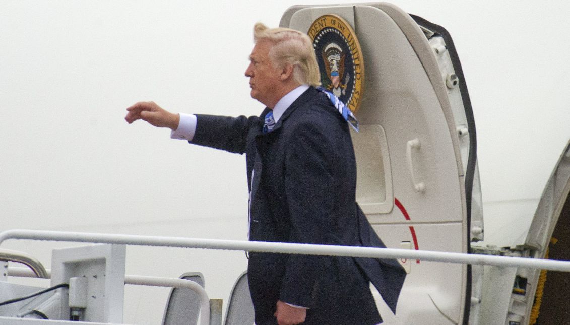 US President Donald J. Trump boards the 'Air Force One' at Joint Base Andrews in Maryland, USA, 13 May 2017. EFE/EPA/RON SACHS / POOL
