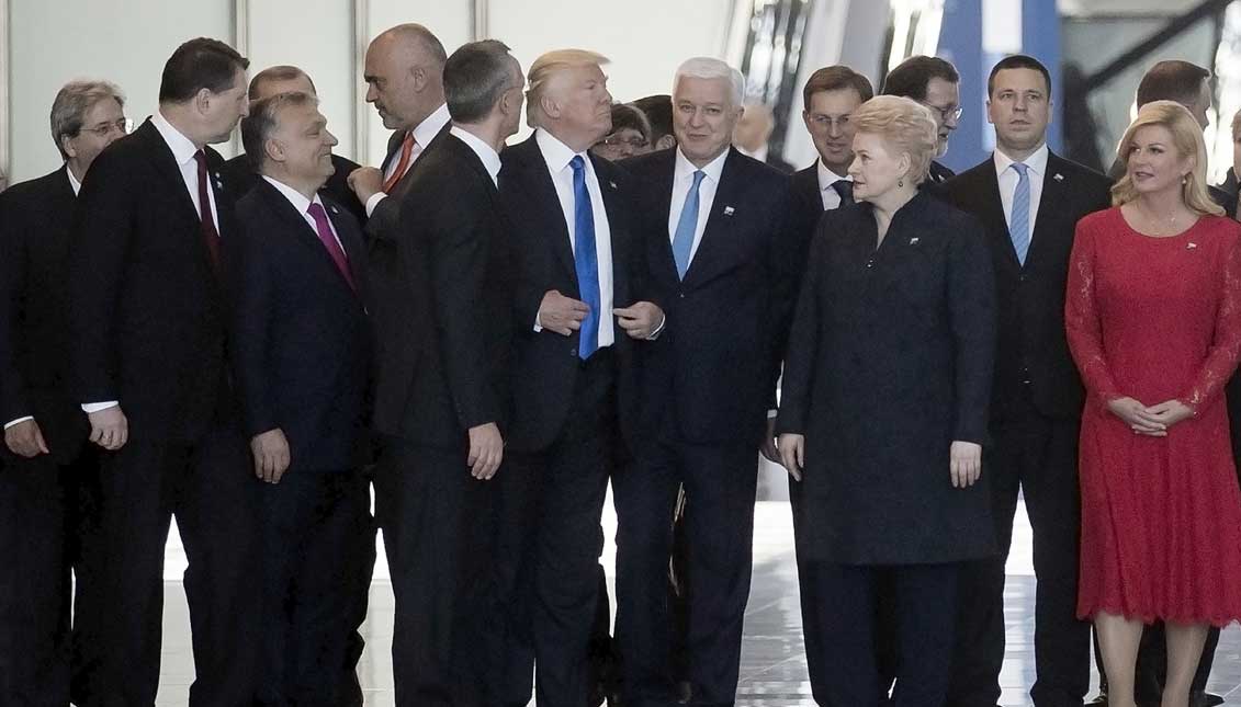 El presidente Trump groseramente empujó a un costado al primer ministro de Montenegro, Dusko Markovic, durante una reunión de líderes de la OTAN. Markovic gentilmente describió el incidente a los reporteros como una “situación inofensiva”. EFE
