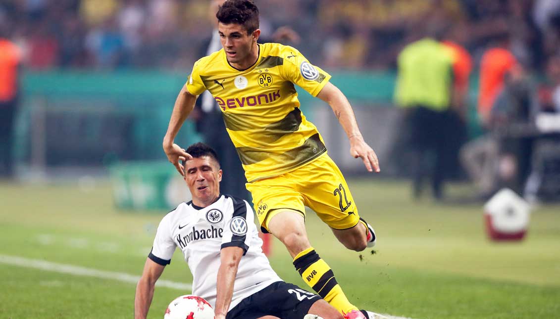 Frankfurt's Slobodan Medojevic (L) in action against Dortmund's Christian Pulisic (R) during the German DFB Cup final soccer match between Eintracht Frankfurt and Borussia Dortmund at the Olympic Stadium in Berlin, Germany. EFE
