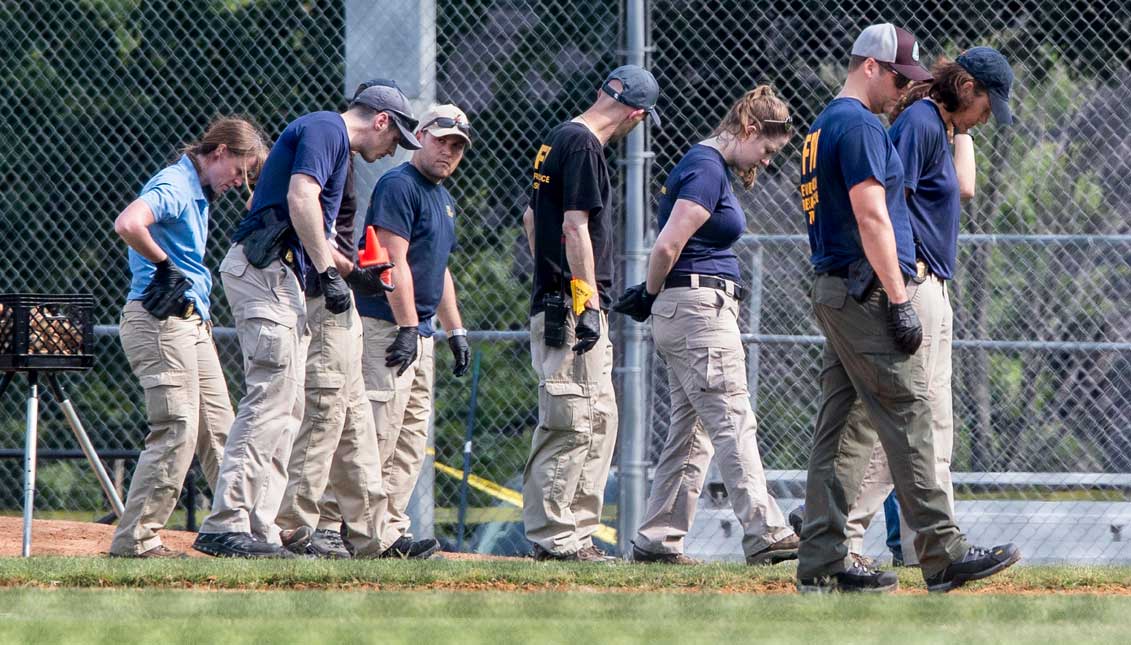 Miembros de un Equipo de Respuesta a la Evidencia del FBI trabajan en la escena de un tiroteo en el Parque Estadio Eugene Simpson, en Alexandria, Virginia, Estados Unidos. EFE
