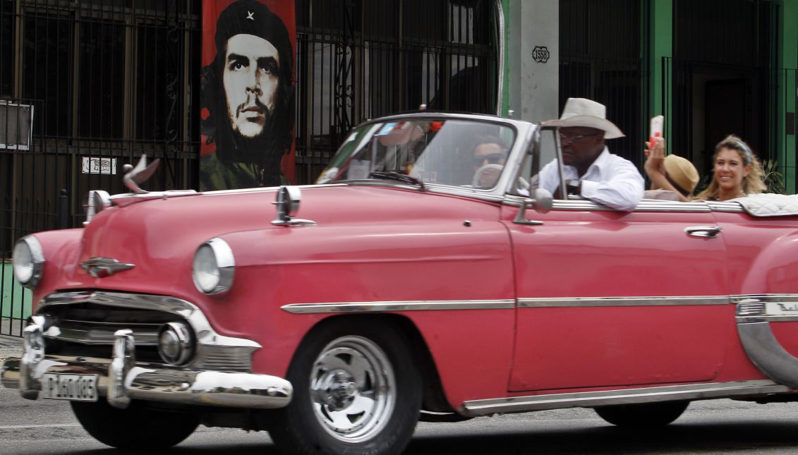 Donald Trump is expected to put an end to Obama's efforts to normalize economic and diplomatic relations with Cuba. Clamping down on travel and commercial ties with the island will affect the tourism industry. Photo: EFE/Ernesto Mastrascusa
