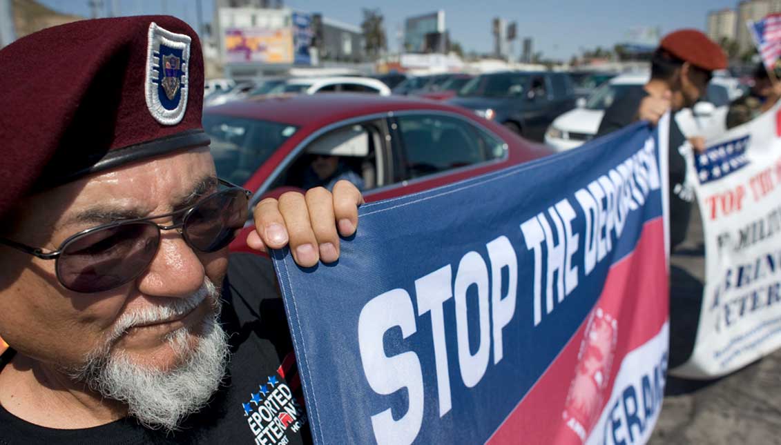 Un grupo de veteranos de guerra deportados protestaron en honor de los veteranos deportados que han muerto fuera de los Estados Unidos, y exigieron cambios a las leyes que darían a los veteranos deportados acceso a beneficios médicos. EFE
