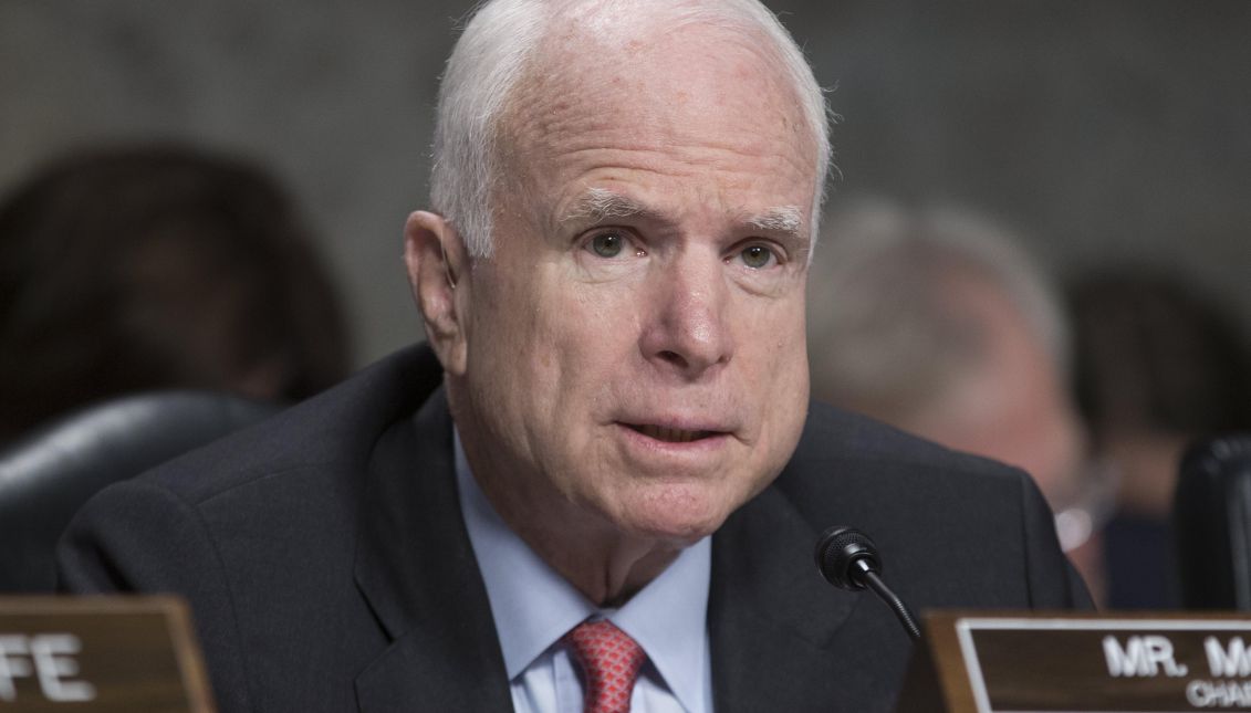 Senior Republican senator John McCain, who has brain cancer, could play a crucial role in keeping efforts to avoid total overhaul of Obamacare.  EFE/Michael Reynolds
