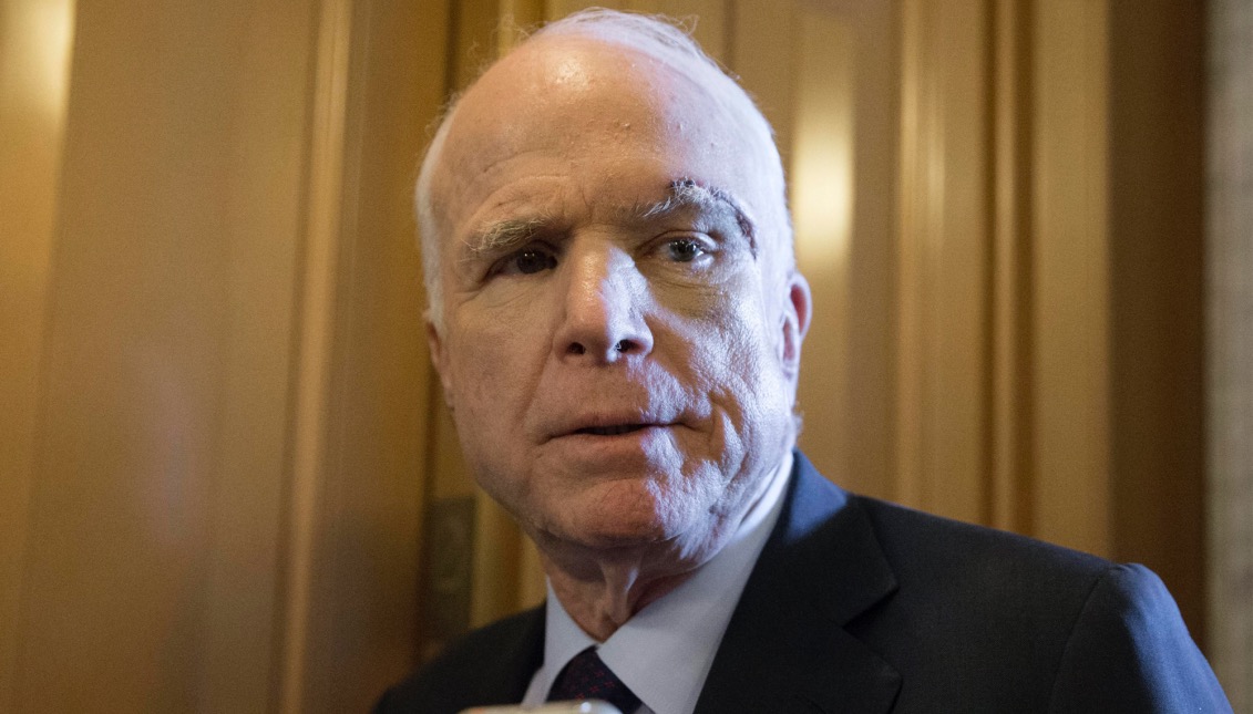 El senador republicano por Arizona John McCain después de la votación en contra de una iniciativa para derogar la ley de salud del expresidente Barack Obama que proponía un margen de actuación de dos años para diseñar una alternativa, en Washington. EFE 