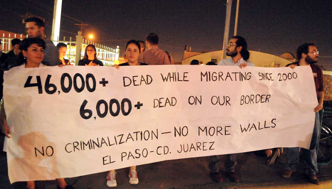 A group of people perform a vigil, in El Paso, Texas, in honor of the Guatemalan immigrants who died this week trying to cross the Rio Grande, also known as the Rio Bravo, which serves as the border between the United States and the United States. And MexicoEFE
