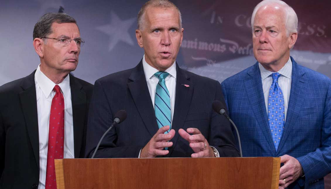 Los senadores republicanos por Carolina del Norte Thom Tillis, por Wyoming John Barrsso (izq) y por Texas John Cornyn dan una rueda de prensa para presentar la propuesta legislativa republicana para incrementar la seguridad fronteriza y el endurecimiento de las leyes migratorias en el Capitolio, en Washington DC (Estados Unidos). EFE
