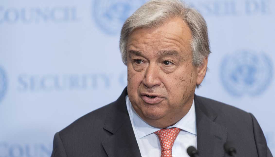 Fotografía cedida por las Naciones Unidas (ONU), de su secretario general, António Guterres, durante una conferencia de prensa en la sede de la organización en Nueva York (EE.UU.). Guterres consideró hoy "esencial" condenar el racismo, la xenofobia, el antisemitismo y la islamofobia tras las protestas de neonazis y supremacistas blancos de Charlottesville (EE.UU.). EFE
