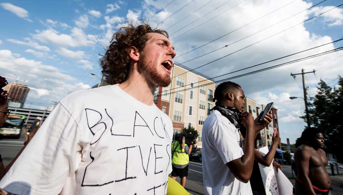 A counter protestor yells at riot police officers following rumors of a march planned by the KKK and other white supremacy groups, in Durham, North Carolina, USA. EFEtante grita a los policías antidisturbios tras los rumores de una marcha planeada por el KKK y otros grupos de supremacía blanca, en Durham, Carolina del Norte, Estados Unidos. EFE