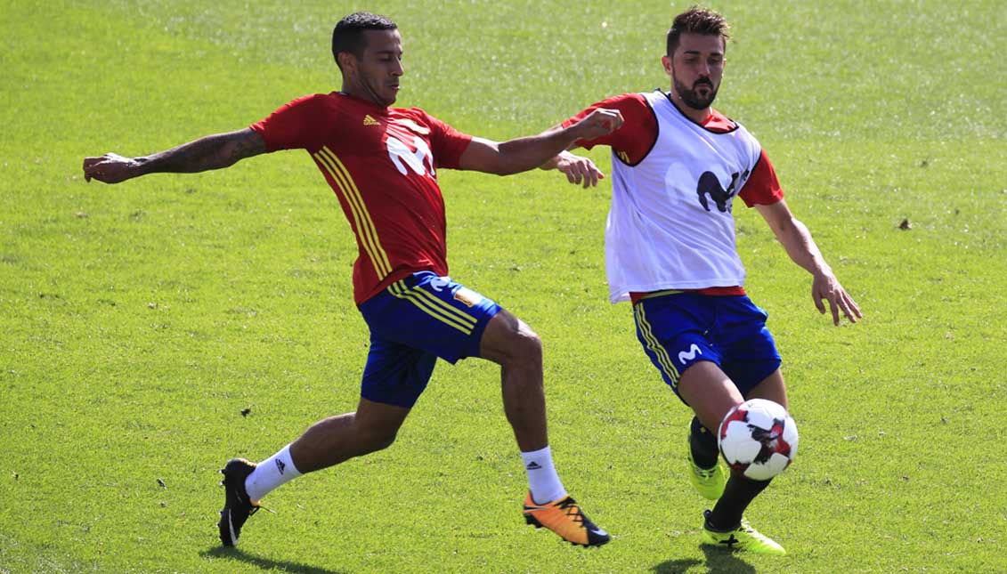 The players of the Spanish soccer team Thiago Alcántara and David Villa (r) during the training held in the City of Soccer of Las Rozas to prepare matches against Italy and Liechtenstein to qualify for the 2018 World Cup in Russia. EFE
