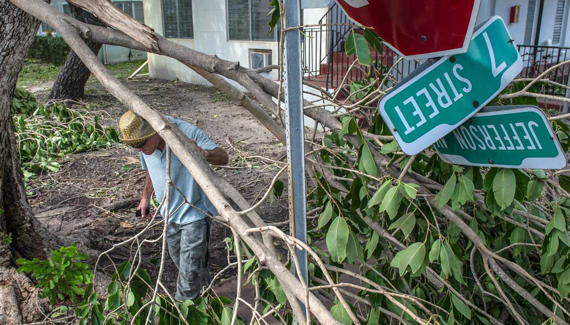 I imagine that this week, most people in Texas, Florida and Puerto Rico would be delighted to hear the words, “I’m from the government, and I’m here to help.” EFE
