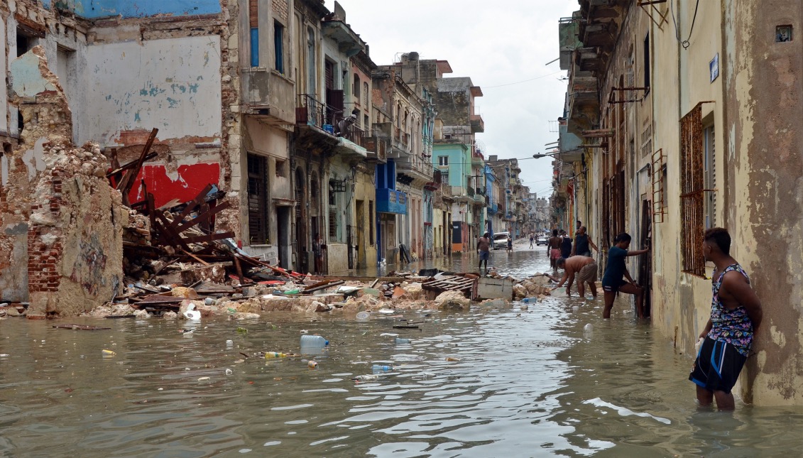 Foto tomada el 10 de septiembre de 2017, de habitantes que caminan por una calle inundada tras el paso del huracán Irma, en La Habana (Cuba). EFE
