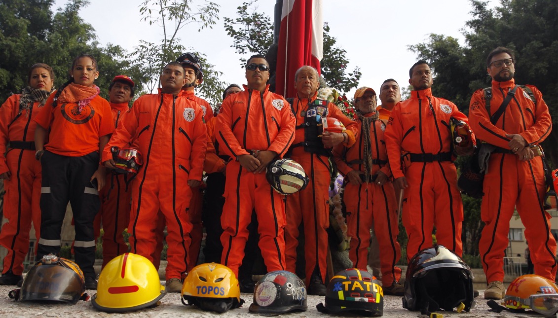 Rescatistas conocidos como "Los Topos" realizaron una guardia de honor para conmemorar el 32 aniversario del sismo ocurrido el 19 de septiembre de 1985, momentos antes del terremoto que sacudió el pasado martes a México. EFE
