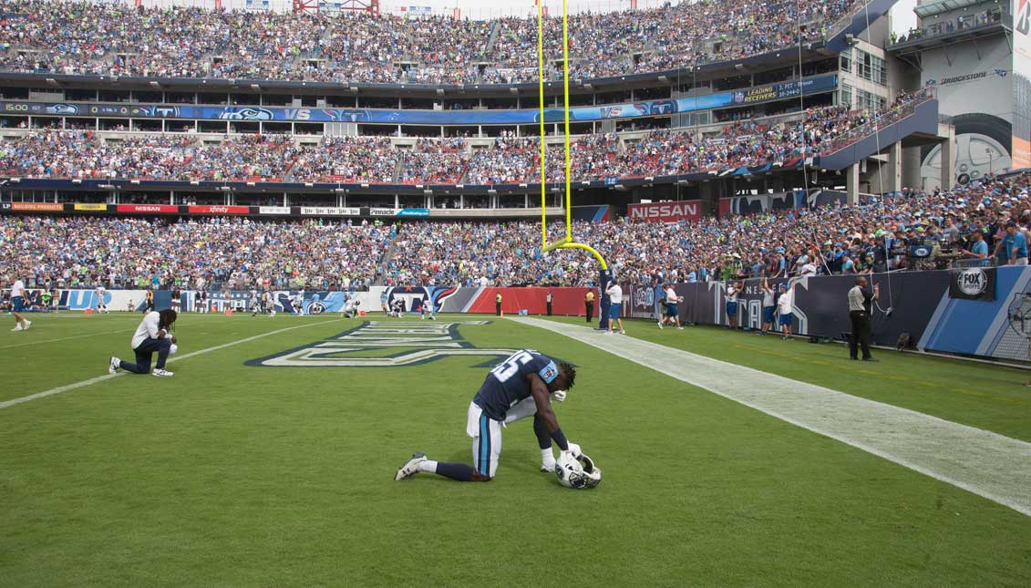 The colors were presented to an empty bench as both teams stayed in the locker rooms during the singing of the national anthem and then some of the Tennessee Titans went to the end zone before their game at Nissan Stadium in Nashville, Tennessee  in protests to comments by US President Donald J. Trump calling for the firing of NFL players who don't stand for the national anthem before games. EFE
