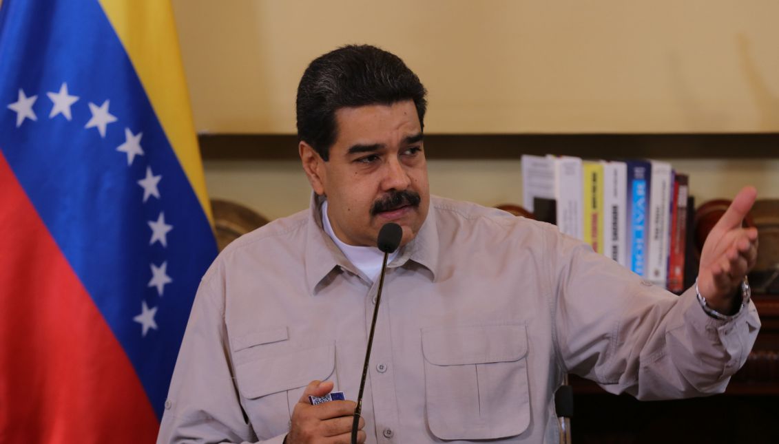 El presidente de Venezuela, Nicolás Maduro, acusó hoy al jefe del Parlamento, el opositor Julio Borges, de las medidas que tomó el Gobierno de EE.UU. contra funcionarios de su Administración, al señalar que él solicitó que se les negaran las visas e indicó que no hay sanción que detenga la revolución. EFE/PRENSA MIRAFLORES/ 
