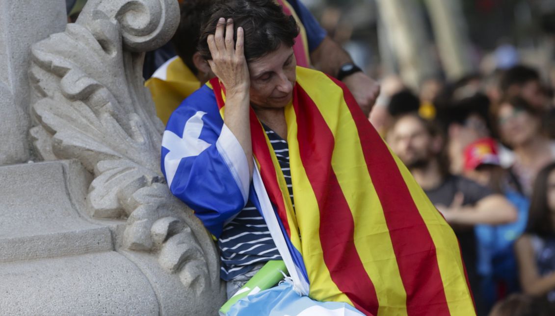 Una mujer sigue en la gran pantalla la comparecencia del presidente de la Generalitat, Carles Puigdemont, en el Parlamento en la que afirmó ayer que asume el "mandato del pueblo" para que "Cataluña se convierta en un estado independiente en forma de república", pero seguidamente ha propuesto "suspender los efectos de la declaración de independencia" para abrir la puerta al diálogo. EFE/Jose Coelho