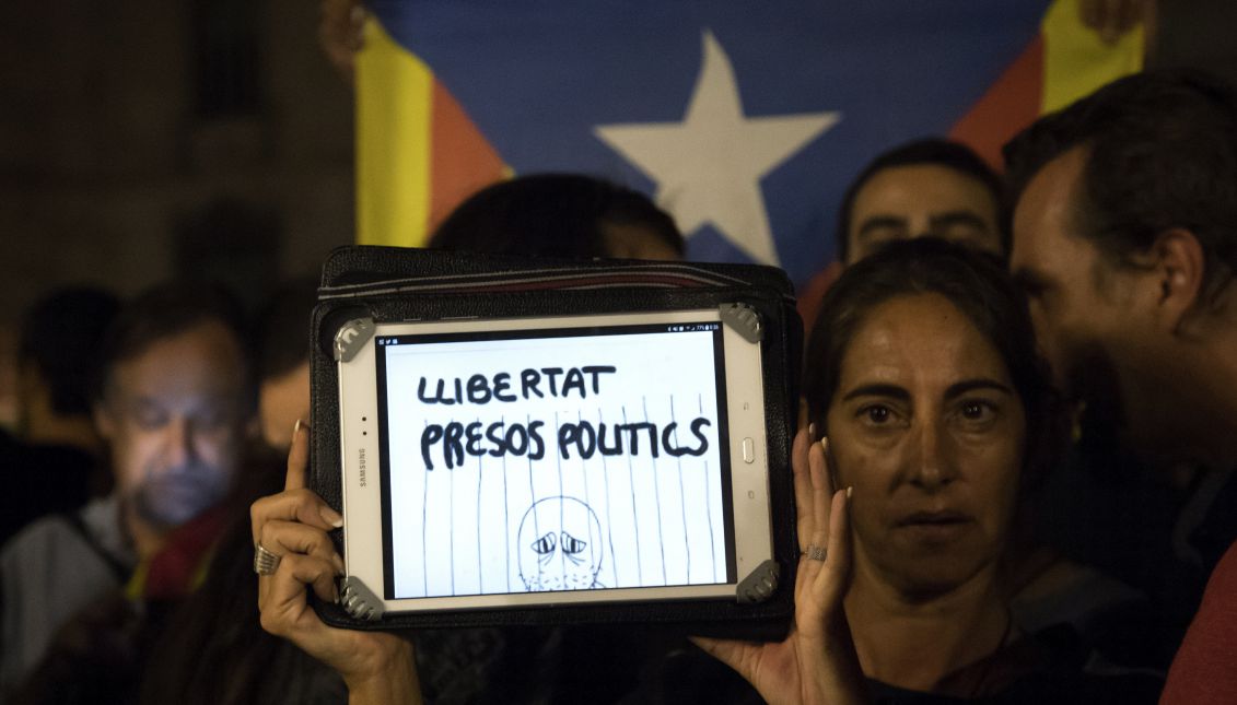 More than a hundred people gathered in front of the headquarters of the Catalan government (Palau de la Generalitat) in Barcelona, to protest against the judicial decision to imprison the main leaders of the pro-independence, ANC and Òmnium Cultural, Jordi Sánchez and Jordi Cuixart. EFE / Marta Pérez