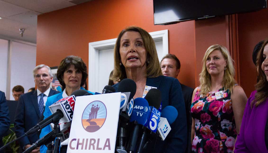 La líder demócrata de la Cámara de Representantes, Nancy Pelosi (c), discutió con jóvenes protegidos por la Acción Diferida (DACA) una estrategia que permita una legislación "limpia" que otorgue un estatus migratorio permanente a los "soñadores". EFE
