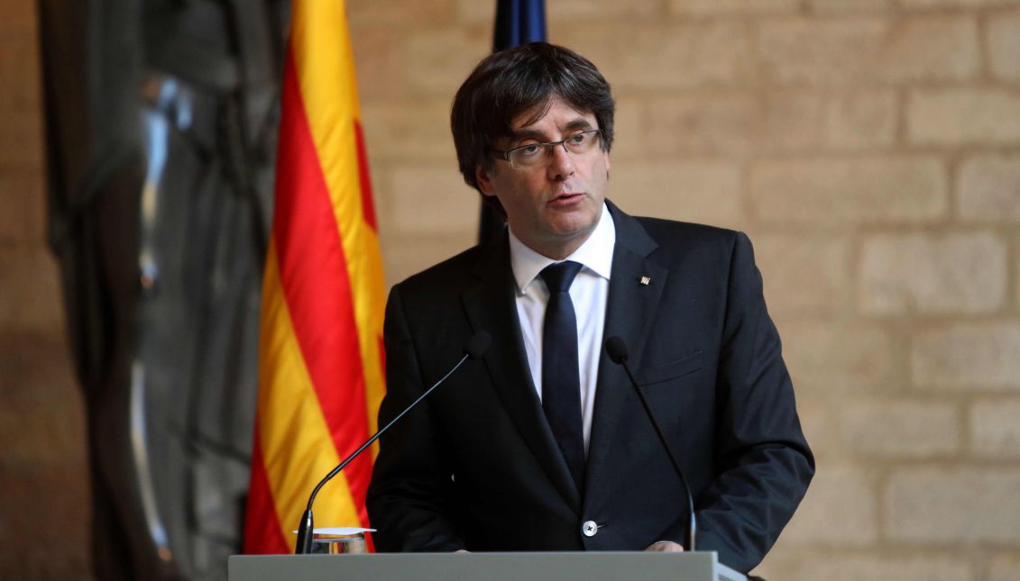 The president of the Generalitat, Carles Puigdemont, during the appearance on Wednesday afternoon at the Palau de la Generalitat in Barcelona, where he has left the free way for the Parliament to approve a declaration of independence, having not obtained "guarantees" by the state government to hold early elections in Catalonia without applying Article 155, which annuls the autonomy of the region. EFE / Toni Albir