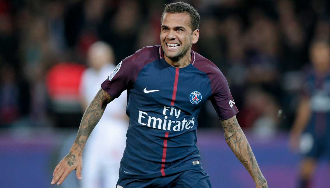 Creo que Alves es uno de los futbolistas más infravalorados del panorama mundial. Es cierto, nadie duda su gran calidad pero, inmerecidamente, tampoco es colocado en el TOP 5 del planeta. A sus 34 años, Alves, como los buenos vinos, se va haciendo mejor con el tiempo. EFE
