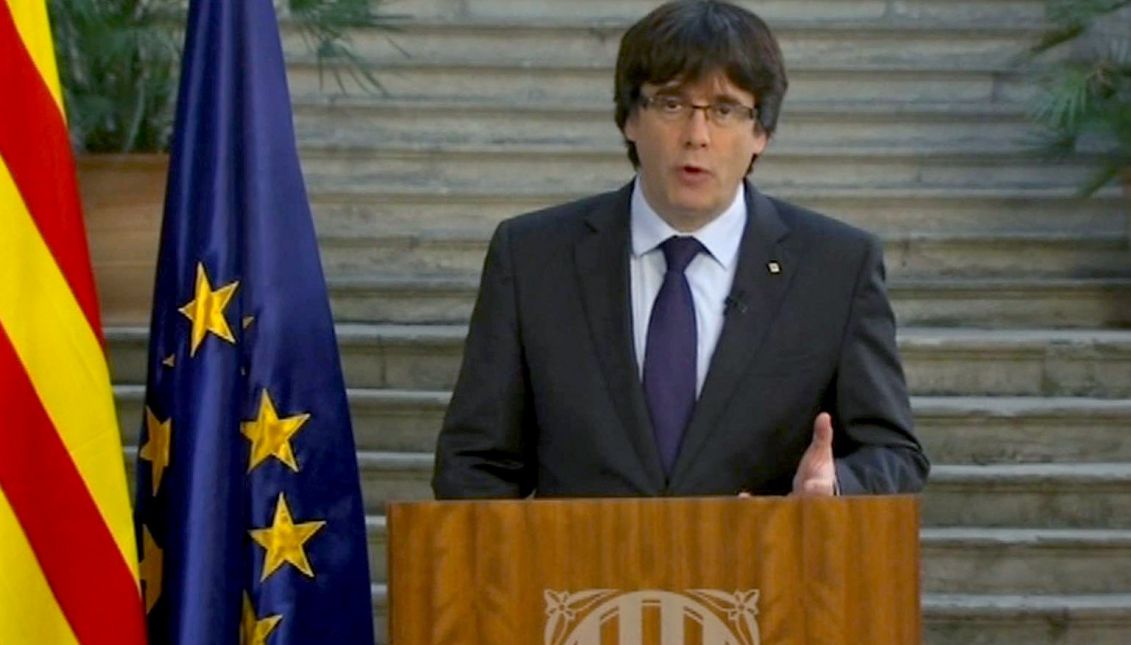 El presidente cesado, Carles Puigdemont, durante su comparencia el sábado en la que no se daba por cesado como presidente de la Generalitat y en la que pidió "paciencia, perseverancia y perspectiva" a los catalanes para "defender las conquistas conseguidas hasta hoy" y mantener una "oposición democrática" a la aplicación del artículo 155 de la Constitución.EFE/Generalitat de Cataluña