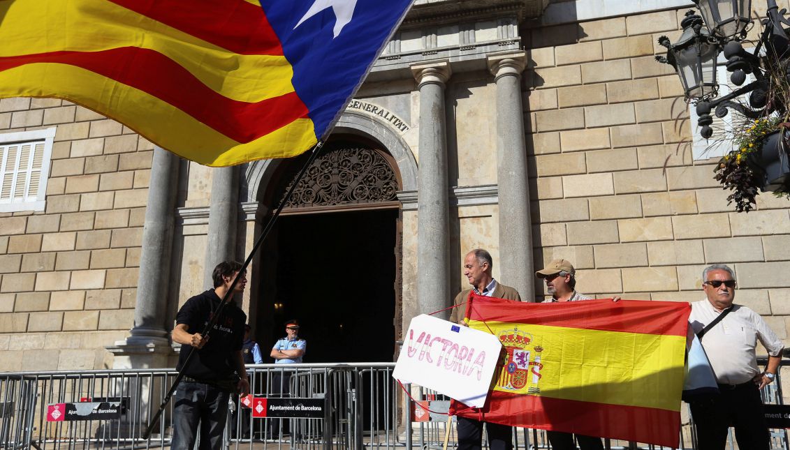 Ambiente ante el Palau de la Generalitat, en el primer día laborable tras la puesta en marcha del artículo 155 de la Constitución para hacer frente al desafío secesionista en Cataluña. EFE/Javier Etxezarreta
