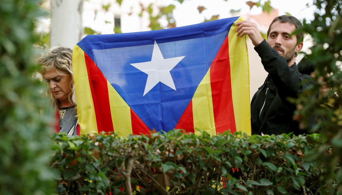 Varias personas sostienen una estelada, la bandera independentista catalana, a las puertas de la Audiencia Nacional, en Madrid.EFE/Mariscal
