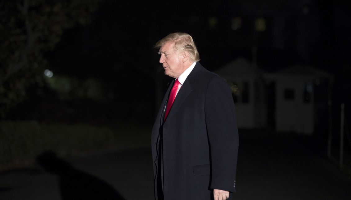 El presidente Donald J. Trump regresa a la Casa Blanca después de pasar el fin de semana en el resort de Mar-a-Lago, Florida. Foto: EFE/EPA/JIM LO SCALZO / POOL