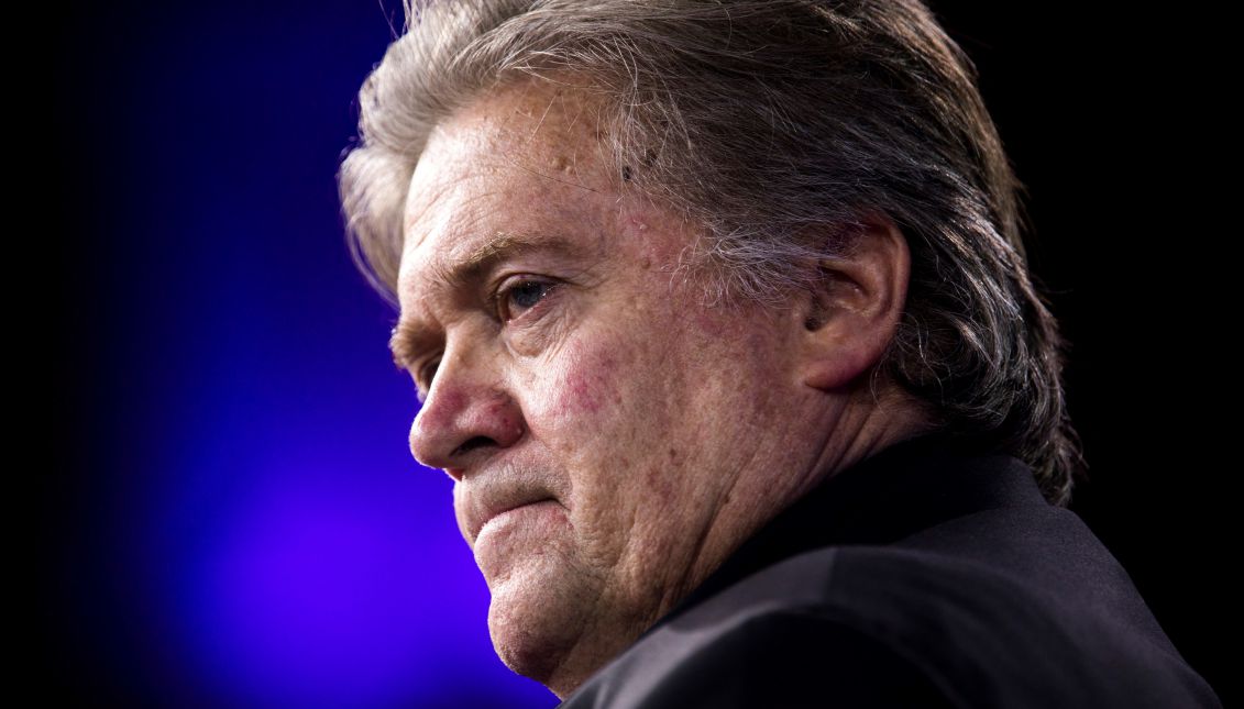  Bannon ha calificado de "traición" y "antipatriota" una reunión entre el hijo del presidente de EE.UU. y un grupo de rusos durante la campaña electoral de 2016, según un libro del autor Michael Wolff al que The Guardian dice hoy, 3 de enero de 2017, haber tenido acceso. EFE/ Jim Lo Scalzo