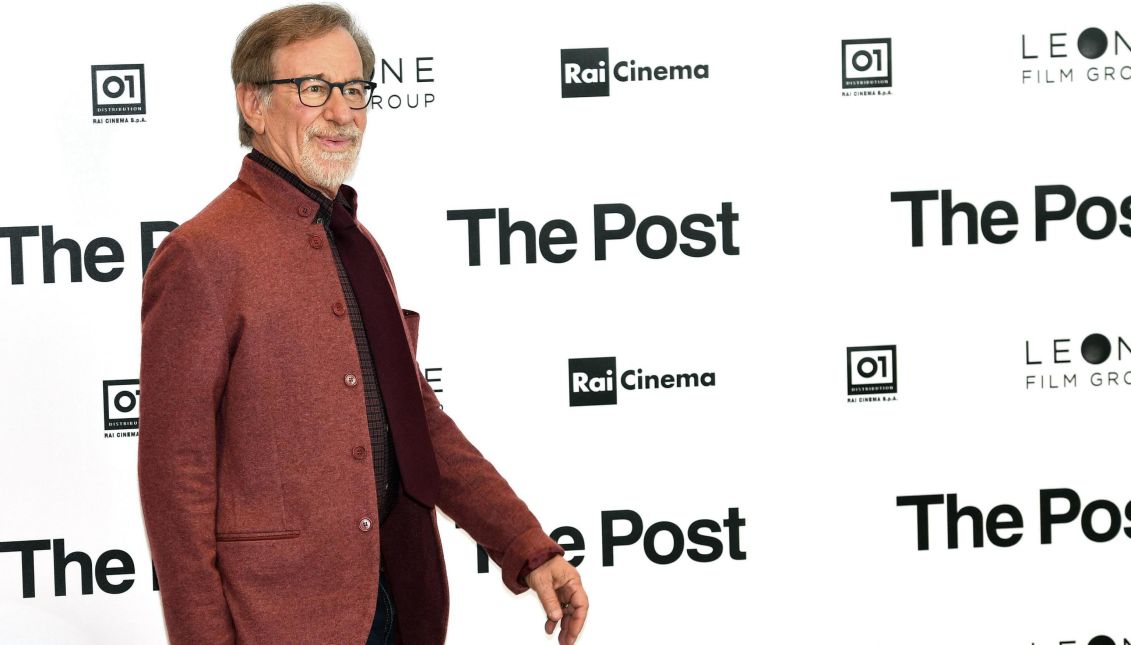 El director de cine Steven Spielberg posa durante la presentación de la película "The Post" en Milán (Italia) el15 de enero de 2018. EFE/ Daniel Dal Zennaro
