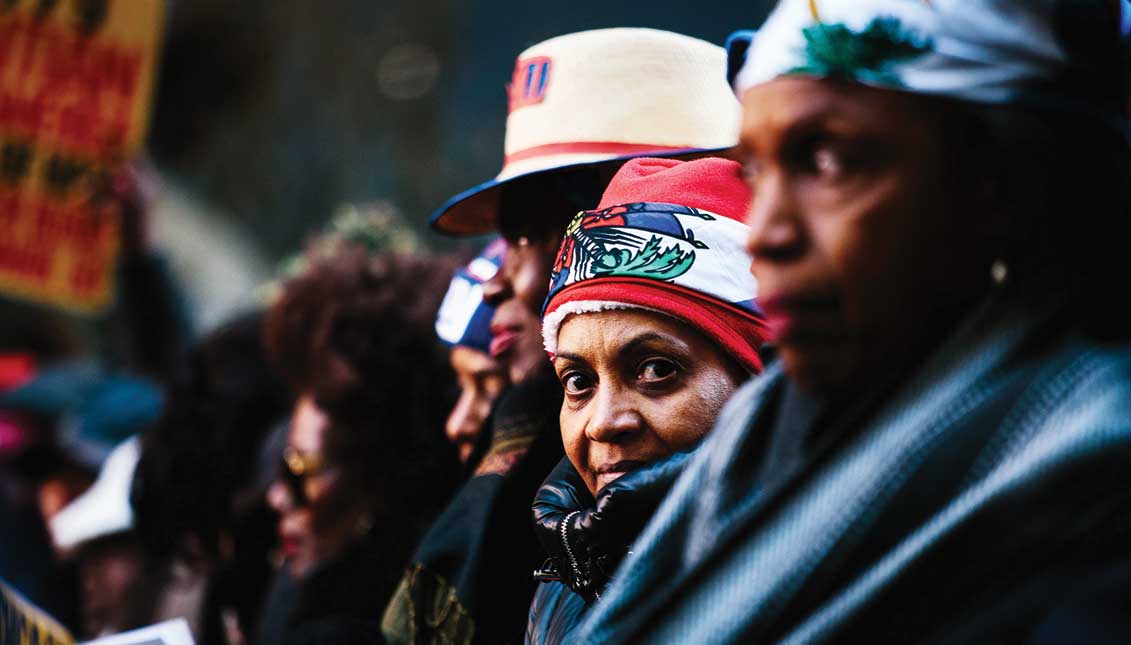 La gente se congrega para participar en una manifestación contra el racismo en Times Square en Nueva York (EE. UU.). Ante los recientes comentarios del presidente estadounidense Donald J. Trump sobre inmigrantes de Haití y de países africanos. La manifestación coincide con el Día de Martin Luther King Jr. EFE