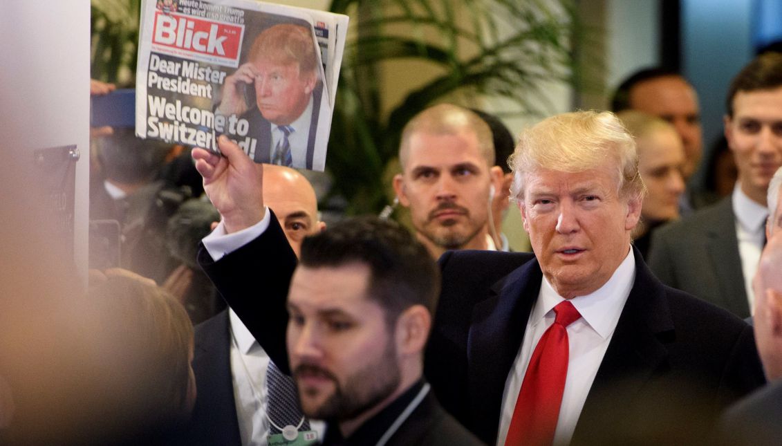 El presidente de EE.UU., Donald J. Trump (c), muestra un ejemplar del periódico suizo Blick a su llegada al Centro de Congresos durante la última jornada de celebración del 48º Foro Económico Mundial de Davos (Suiza) hoy, 26 de enero de 2018. EFE/LAURENT GILLIERON
