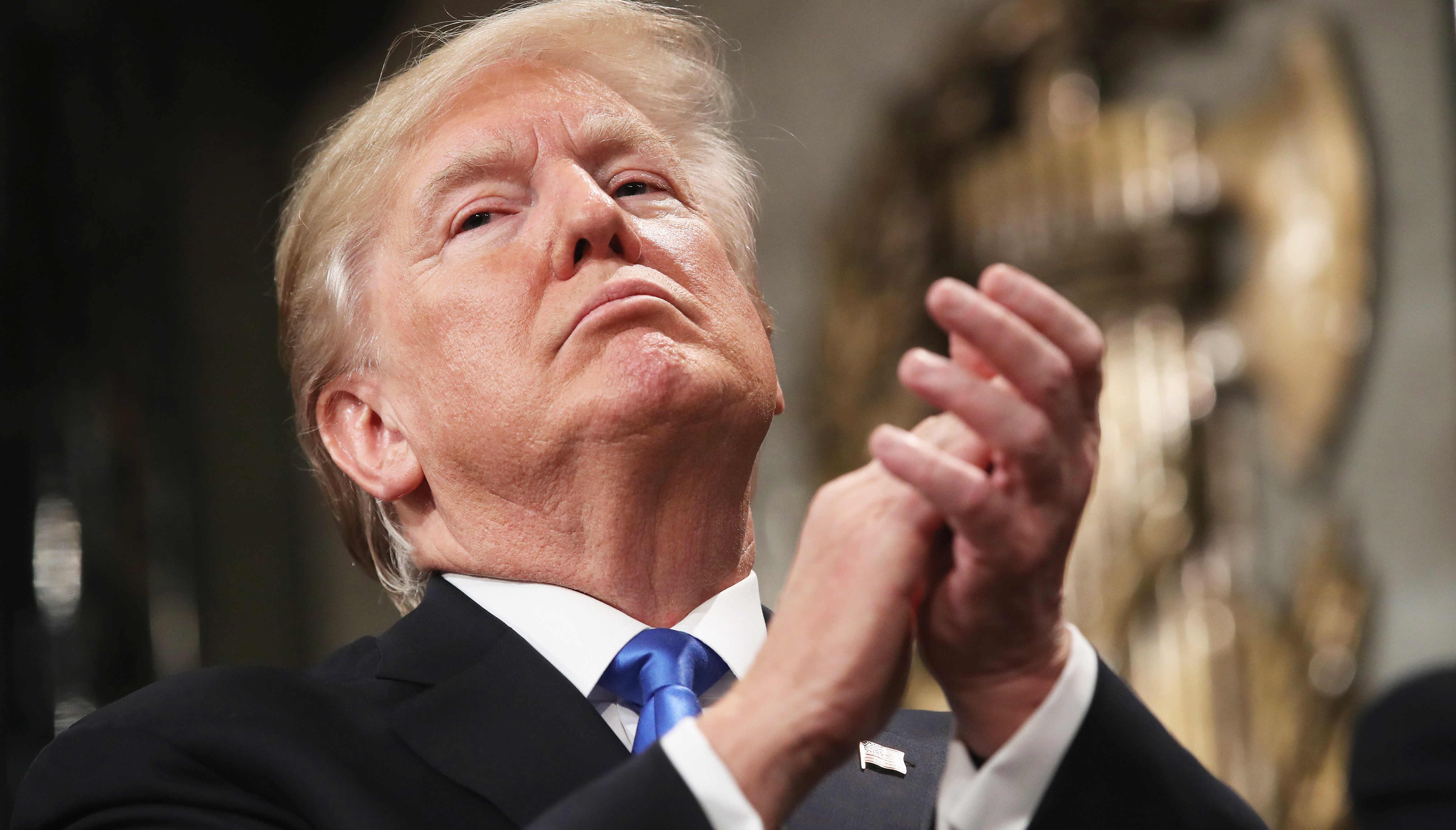 El presidente estadounidense Donald Trump (c) se despide después de pronunciar su discurso, martes 30 de enero de 2018,  sobre el Estado de la Unión ante el Congreso, en Washington. EFE