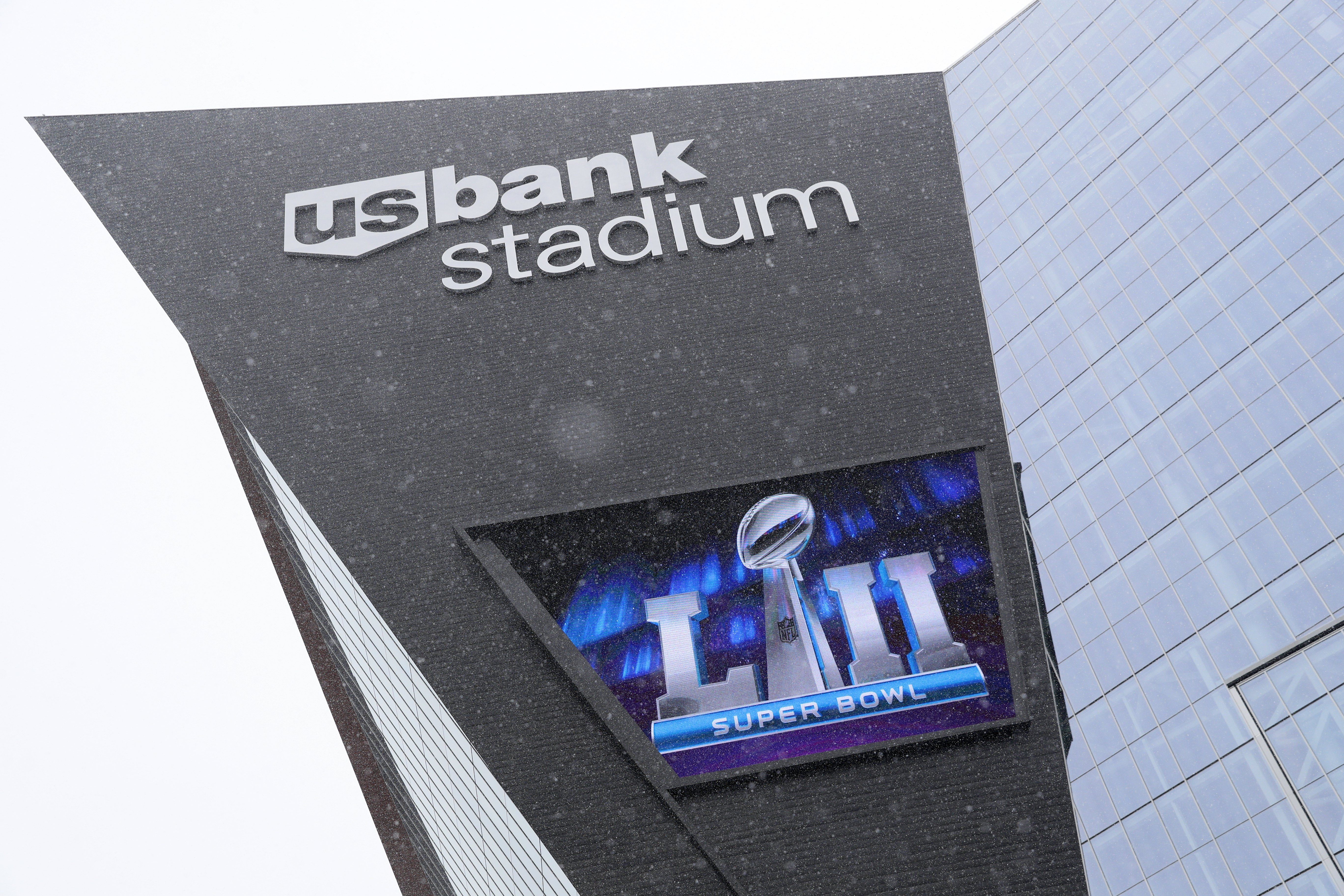 Snow falls in front of US Bank Stadium on the eve of Super Bowl LII at US Bank Stadium in Minneapolis, Minnesota, USA, on 03 February 2018.The NFC Champions Philadelphia Eagles will play the AFC Champions New England Patriots in the National Football League's annual championship game on 04 February. EFE