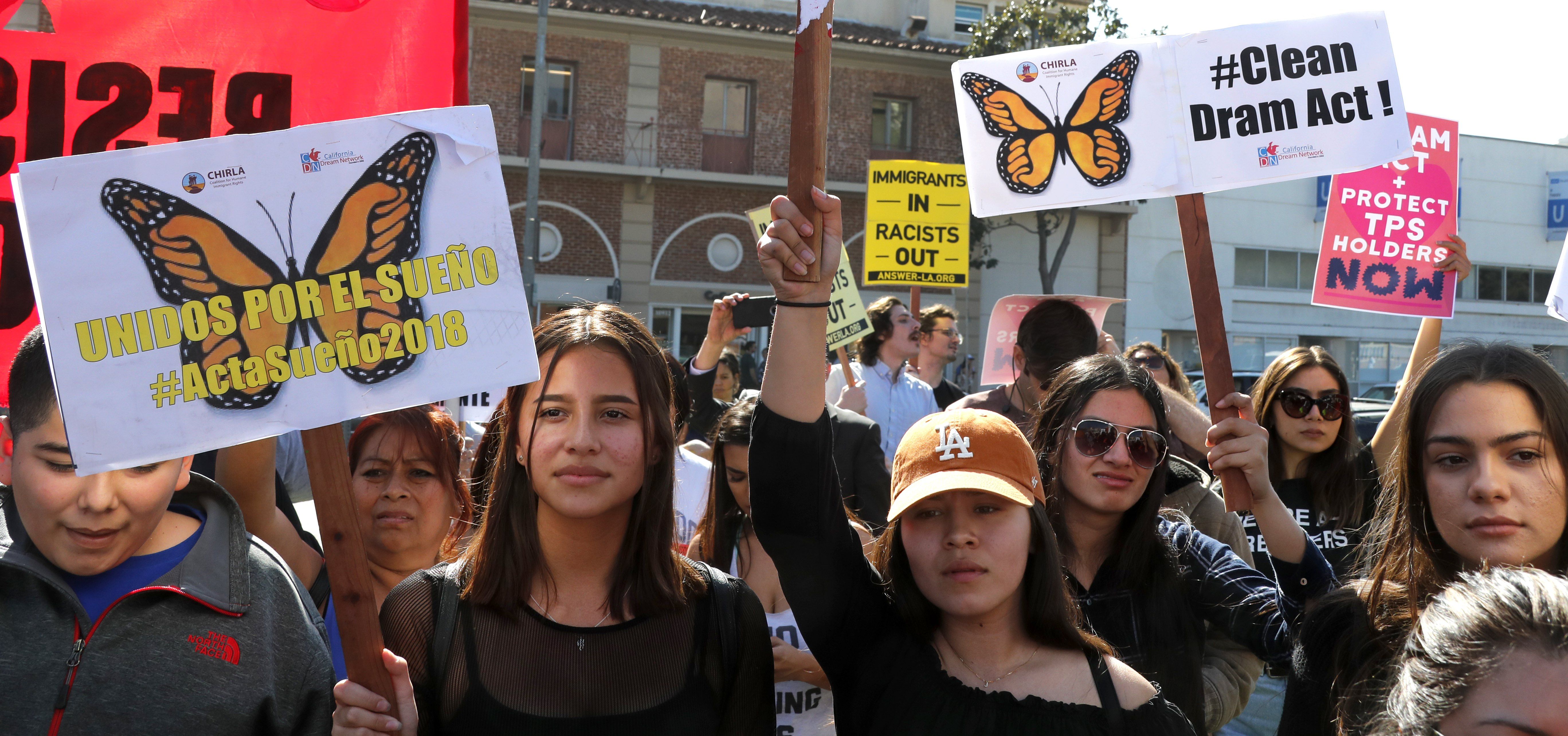 Los Angeles (United States), 03/02/2018.- Dreamers join hundreds of demonstrators calling for DACA (Deferred Action for Childhood Arrivals) protection and protesting against US President Donald Trump in a national day of action in Los Angeles, California, USA, 03 February 2018. (Protestas, Estados Unidos) EFE