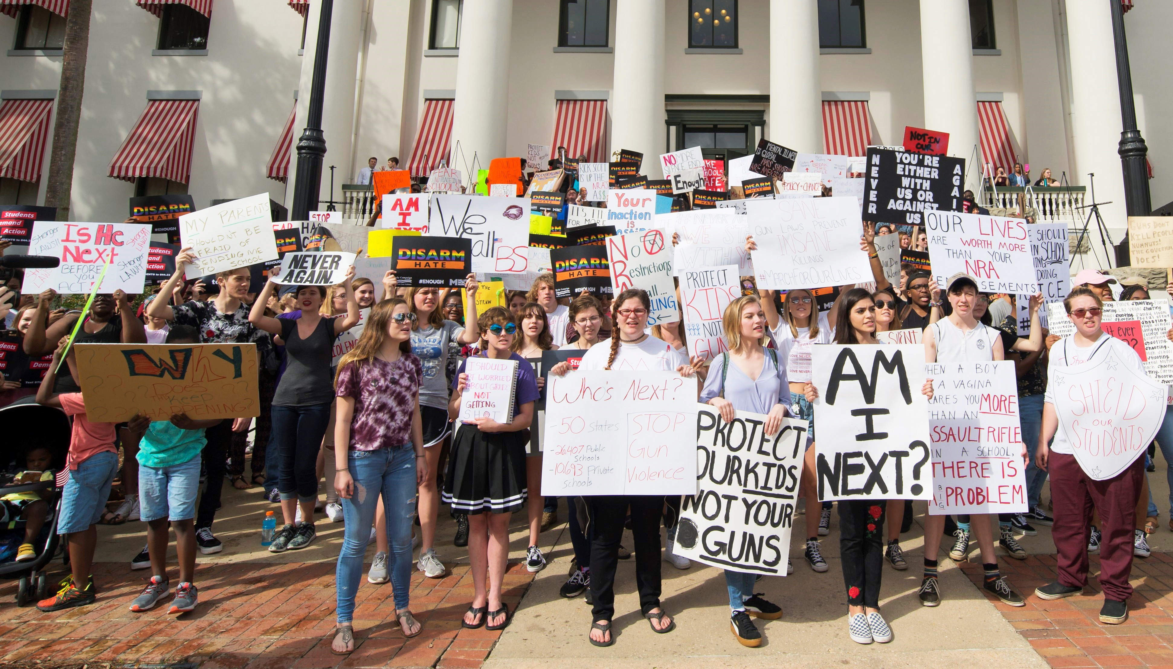 Protesters protest in front of the Florida Congress in Tallahassee, Florida (United States) last, January 21, 2018. EFE