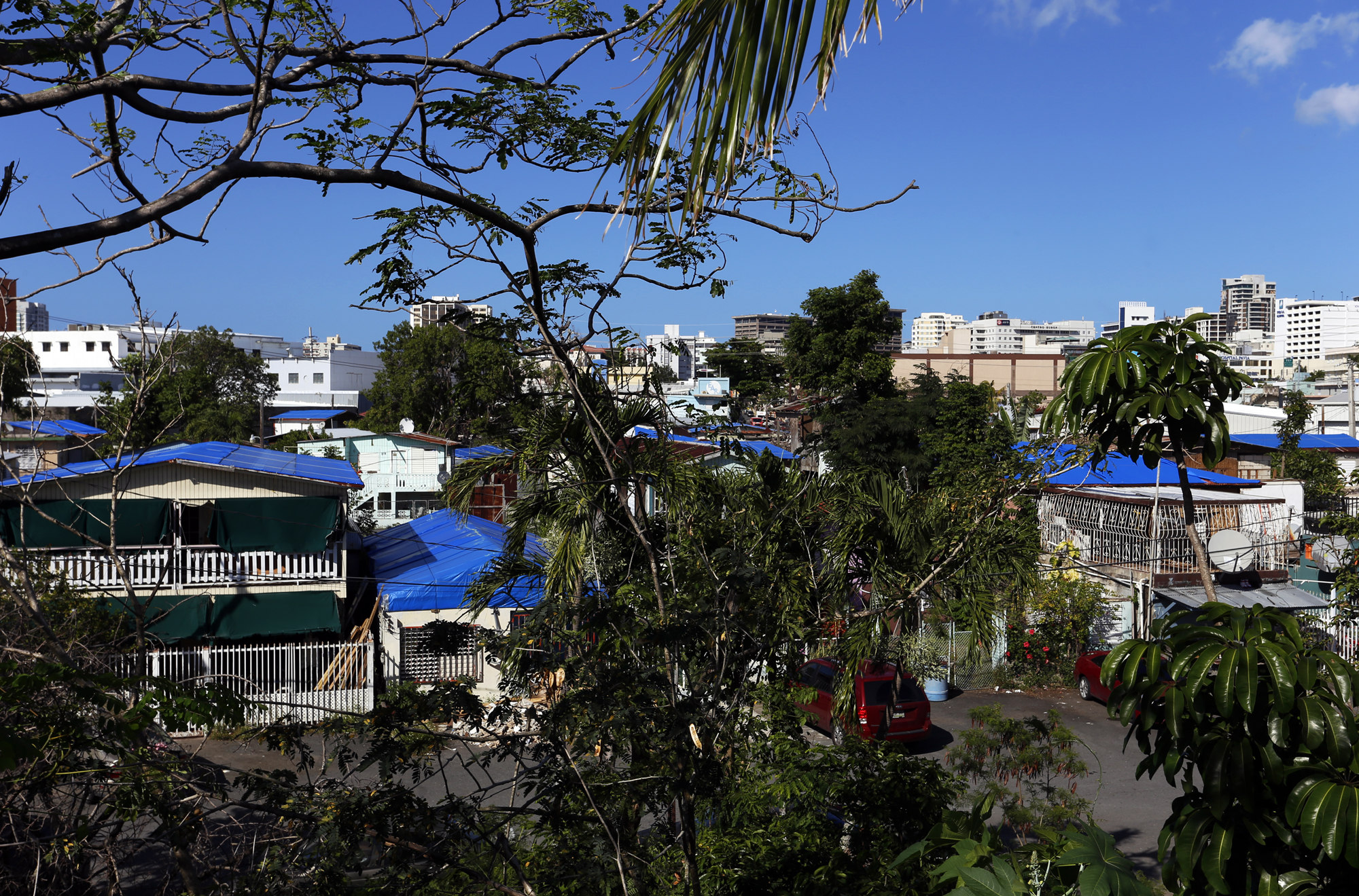 Fotografía del 18 de marzo de 2018, donde se muestran los techos de las casas afectadas por el paso de los huracanes Irma y María cubiertos con toldos en el barrio Santurce del municipio de San Juan, Puerto Rico. EFE