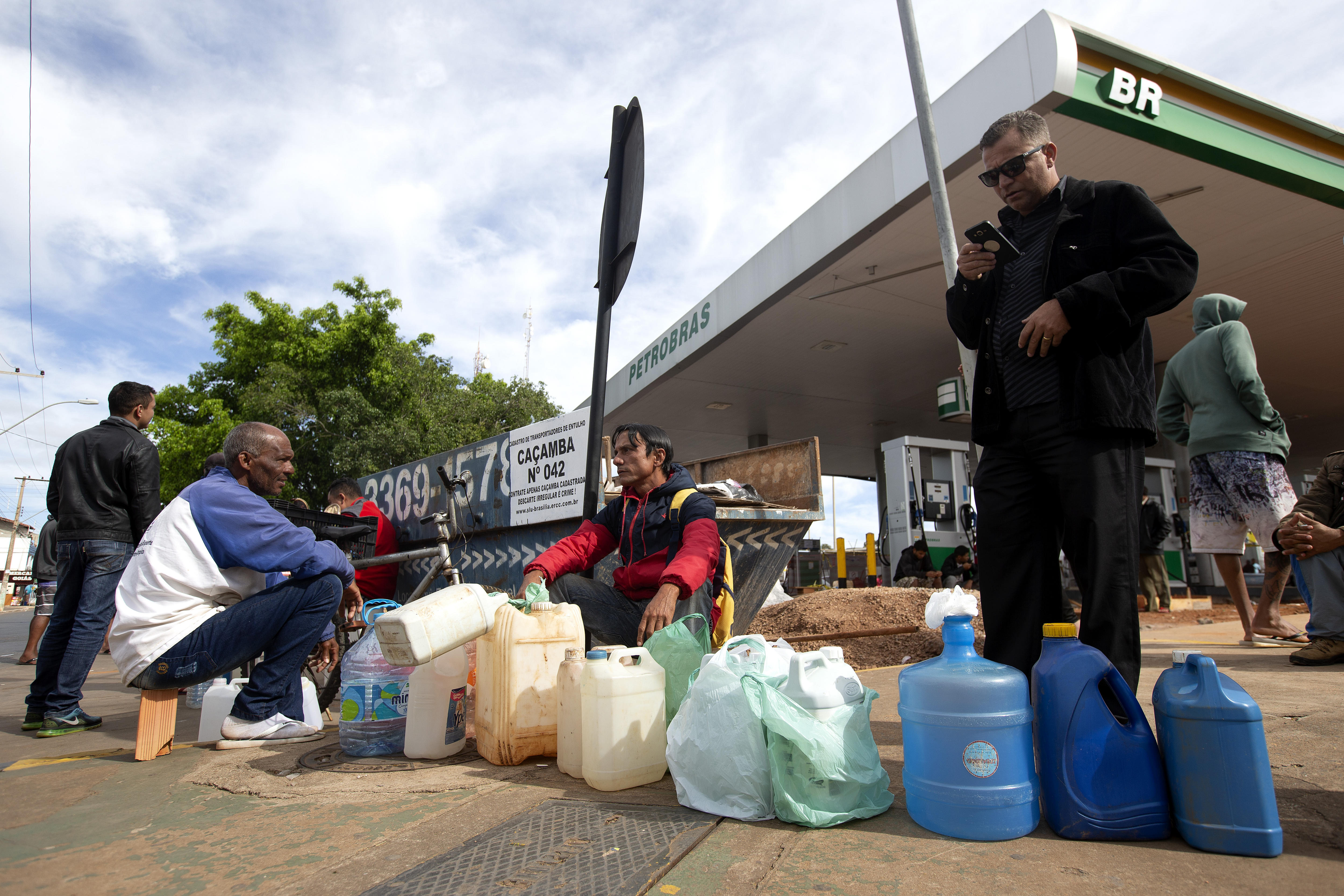 People wait to buy gas in Brazil. EFE