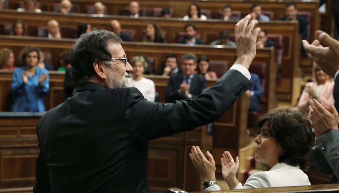  El presidente del gobierno Mariano Rajoy, saluda tras intervenir ante el pleno del hemiciclo del Congreso en el debate de la moción de censura presentada por el PSOE. EFE/J.J. Guillén